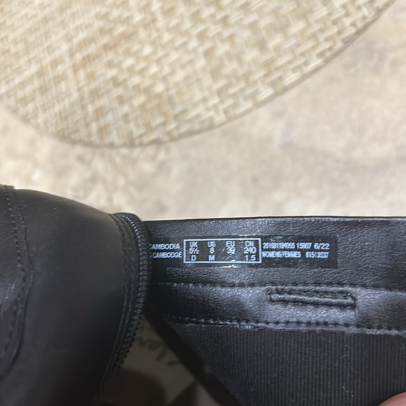 CLARKS Black Leather Mid Ankle Boot w/Zipper Women’s Size 8 - Picture 6 of 7